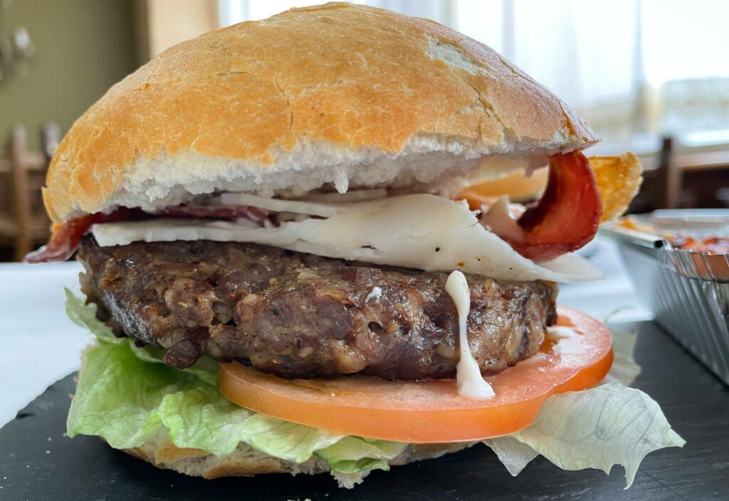 amburguesa de cabrito restaurante matea alba de tormes